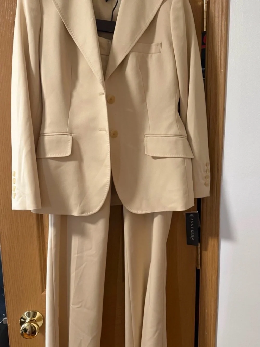 NWT! Anne Klein butter/Ivory Two-Piece Women's Blazer and Pant Suit